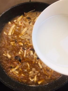 淋上水淀粉给它勾一个薄芡。