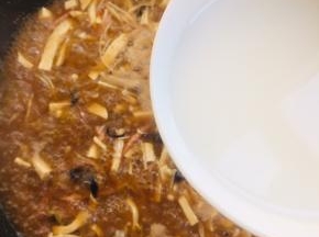 淋上水淀粉给它勾一个薄芡。