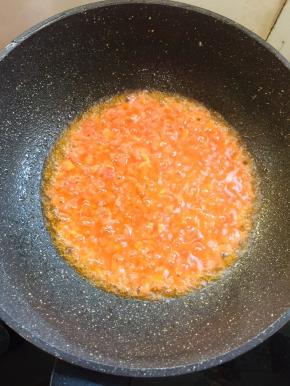 锅烧热倒入适量的油，放入西红柿煸炒至西红柿软烂。