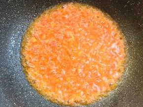 锅烧热倒入适量的油，放入西红柿煸炒至西红柿软烂。