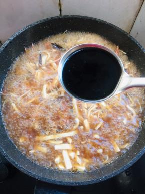 放入一大勺陈醋，煮两分钟左右。