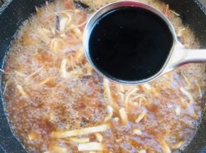 放入一大勺陈醋，煮两分钟左右。