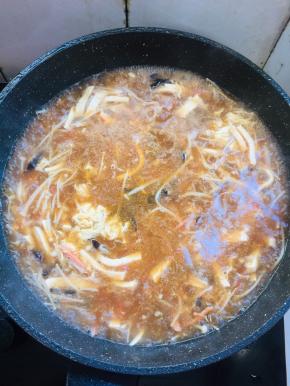 倒入搅好的鸡蛋液搅拌均匀。