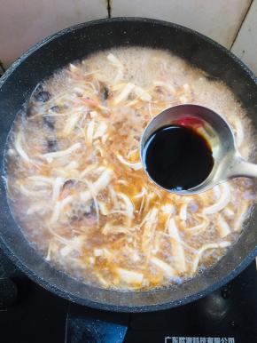 放入一勺生抽调味儿。