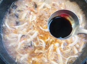 放入一勺生抽调味儿。