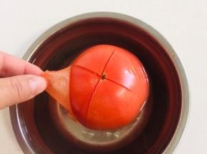 西红柿切十字花刀，用开水烫一下，扒掉外皮。
