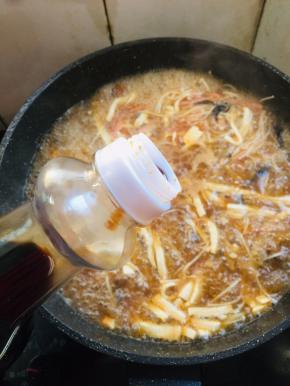 放入少许酱油调色。