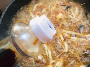 放入少许酱油调色。