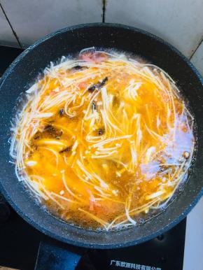 煮开后，放入金针菇，火腿丝，豆腐丝，木耳丝。