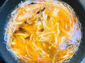 煮开后，放入金针菇，火腿丝，豆腐丝，木耳丝。