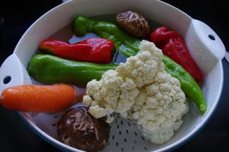 蔬菜用流动水洗净。