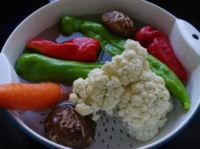 蔬菜用流动水洗净。