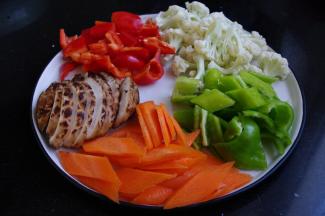 青红椒去籽切小块。胡萝卜切菱形片。松花菜分成合适的大小，香菇切片。