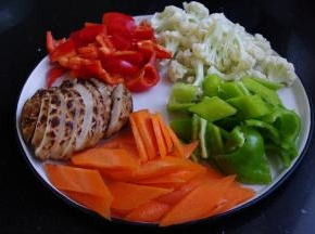 青红椒去籽切小块。胡萝卜切菱形片。松花菜分成合适的大小，香菇切片。