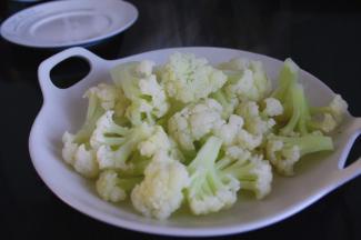 松花菜用开水淖一到两分钟至七分熟。