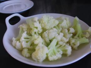 松花菜用开水淖一到两分钟至七分熟。