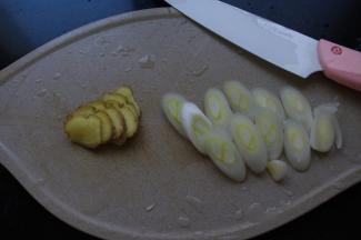 葱姜切片备用。