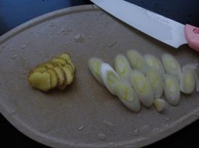 葱姜切片备用。