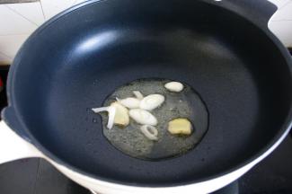 锅内倒油，葱姜爆香。