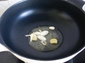 锅内倒油，葱姜爆香。