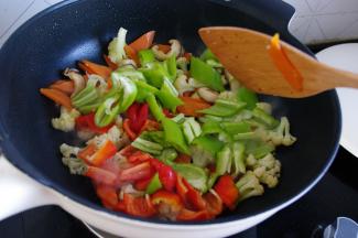 青红椒放入，一般我会这时候再放一点盐，翻炒断生即可，放少许白糖提鲜，起锅。