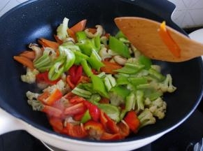 青红椒放入，一般我会这时候再放一点盐，翻炒断生即可，放少许白糖提鲜，起锅。