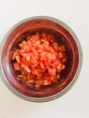 处理好的西红柿切成小丁儿备用。
