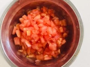 处理好的西红柿切成小丁儿备用。