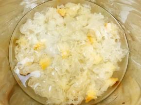 银耳泡发好后淘洗干净，再用刀剁碎