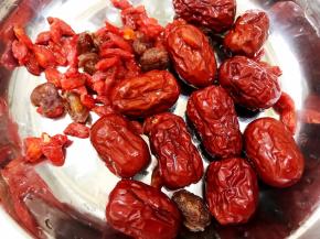 红枣，桂圆，枸杞冲洗干净