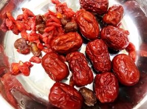 红枣，桂圆，枸杞冲洗干净