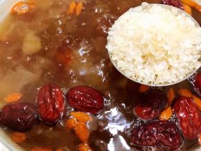 按照自家口味加入冰糖，等冰糖全部融化后即可出锅