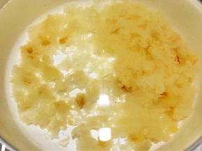 锅里加入银耳，一次性放入足量的水