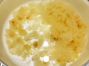 锅里加入银耳，一次性放入足量的水
