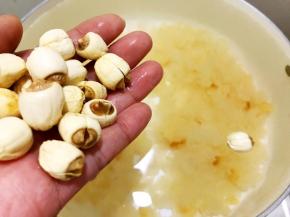 加入莲子（莲子不用泡发直接煮才不会夹生）
大火滚开后转小火煮30分钟