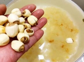 加入莲子（莲子不用泡发直接煮才不会夹生）
大火滚开后转小火煮30分钟