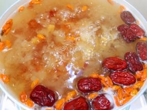 加入红枣，枸杞，桂圆再小火煮30分钟