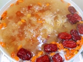 加入红枣，枸杞，桂圆再小火煮30分钟