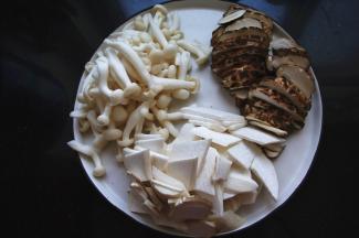 我给的这个量是两小碗的量。
三种菇类分别洗净，将香菇切片，杏鲍菇切成自己喜欢的片状。