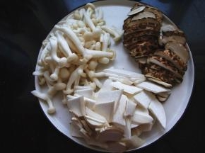 我给的这个量是两小碗的量。
三种菇类分别洗净，将香菇切片，杏鲍菇切成自己喜欢的片状。