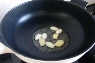 锅烧热放底油，葱姜烹香。