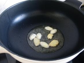 锅烧热放底油，葱姜烹香。