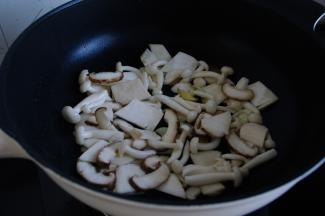 菇类放下翻炒，不用放盐。
没错不用放盐。