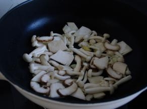 菇类放下翻炒，不用放盐。
没错不用放盐。