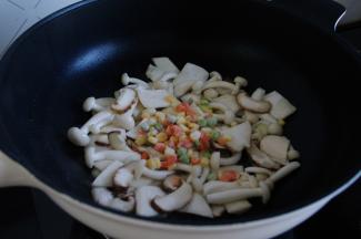 如果是嫌颜色单调，颜色好看的杂蔬丁来一把。