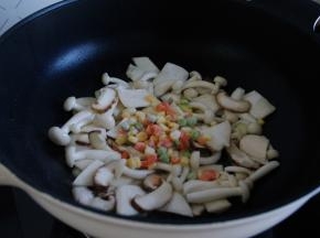 如果是嫌颜色单调，颜色好看的杂蔬丁来一把。