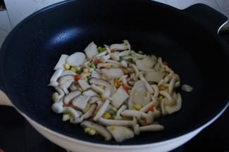 翻炒至蔬菜出水，六七分熟。