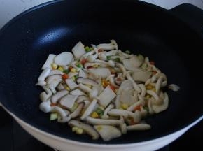 翻炒至蔬菜出水，六七分熟。
