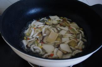 温水凉水都可以，加400ml左右。烧开后加入奶侍小方，融化即可关火。