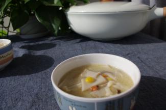 热乎乎的菌菇汤就出锅了，暖暖的冬日来一碗真是享受哦~